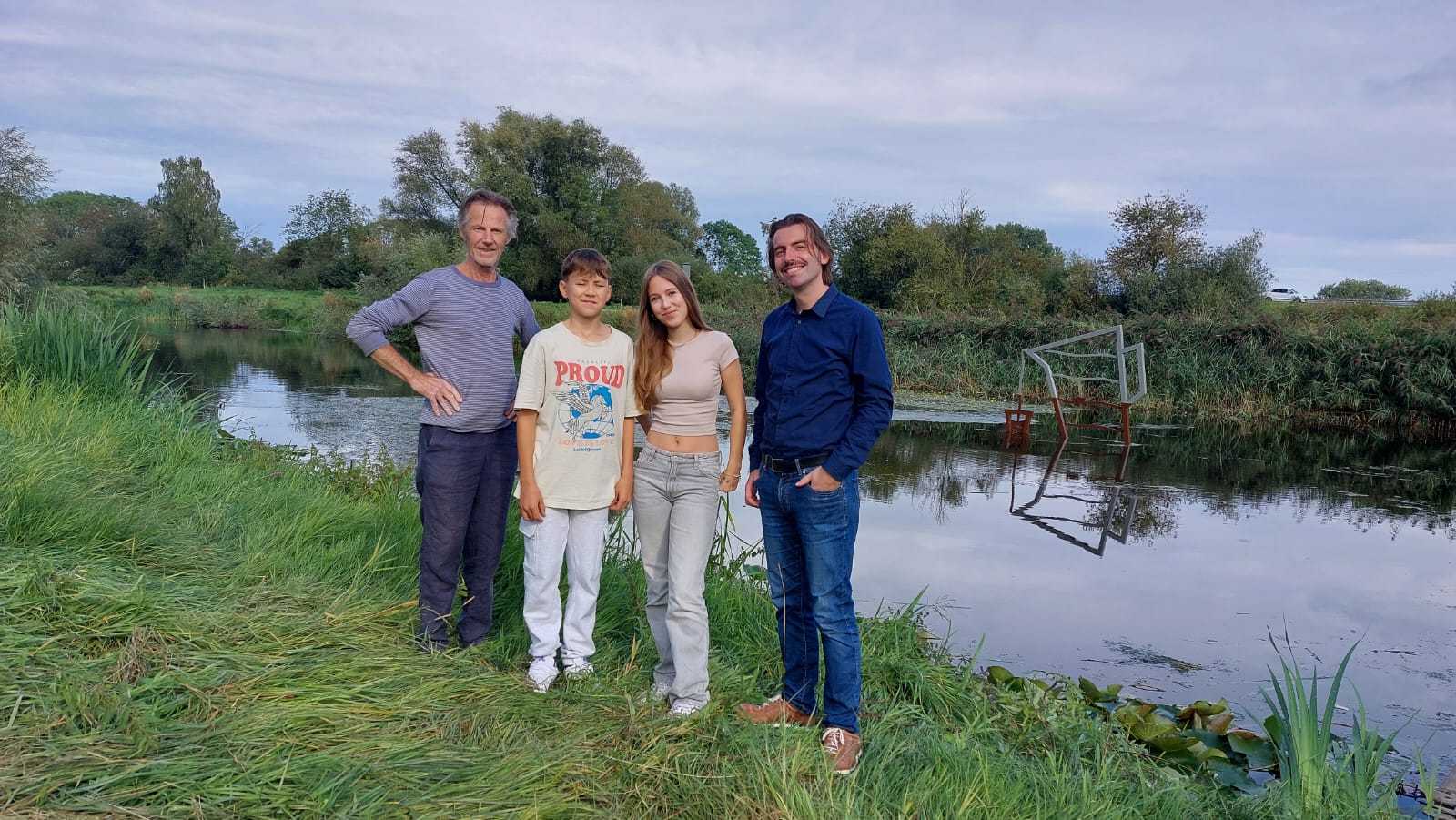 Van links naar rechts: kunstenaar Gerrit van Middelkoop, Tom Wolthuis, Anna Wolthuis en wethouder Paul Hofman. Op de achtergrond is het kunstwerk de Laakbeker te zien.